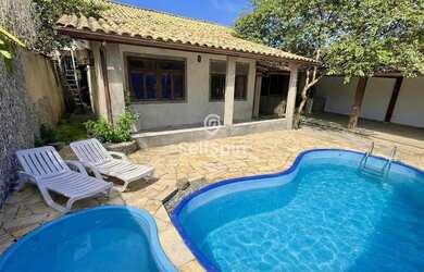 Imagem: A casa possui 3 Dormitórios, 2 Banheiros, 2 Vagas na garagem