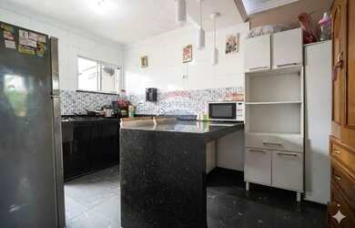 Imagem: A casa em condomínio possui 3 Dormitórios, 1 Banheiro, 1 Vaga