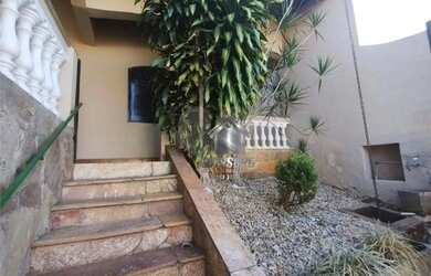 Imagem: A casa possui 3 Dormitórios, 1 Banheiro, 1 Vaga na garagem