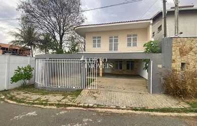 Imagem: A casa possui 3 Dormitórios, 3 Banheiros, 4 Vagas na garagem