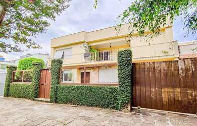 Imagem: A casa possui 3 Dormitórios, 3 Banheiros, 2 Vagas na garagem