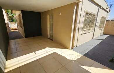 Imagem: A casa possui 3 Dormitórios, 2 Banheiros, 1 Vaga na garagem