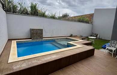 Imagem: A casa possui 3 Dormitórios, 2 Banheiros, 2 Vagas na garagem