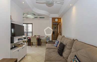 Imagem: O apartamento possui 3 Dormitórios, 1 Banheiro, 2 Vagas na