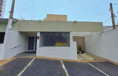 Imagem: O depósito possui 5 Vagas na garagem, 223m² de Área e está