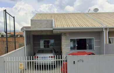 Imagem: A casa possui 3 Dormitórios, 2 Banheiros, 1 Vaga na garagem