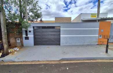 Imagem: A casa possui 2 Dormitórios, 2 Banheiros, 2 Vagas na garagem