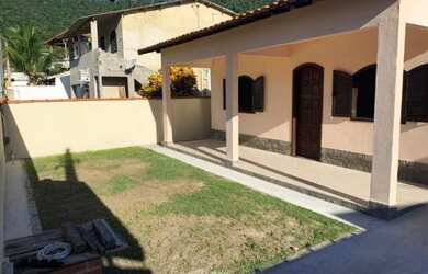 Imagem: A casa possui 2 Dormitórios e está localizado em Itapeba