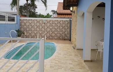 Imagem: A casa possui 5 Dormitórios, 5 Banheiros, 4 Vagas na garagem