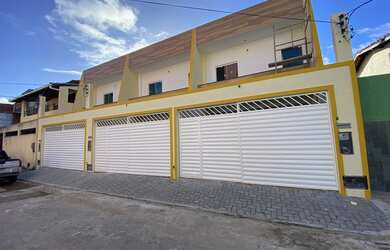 Imagem: A casa possui 3 Dormitórios, 1 Banheiro, 2 Vagas na garagem