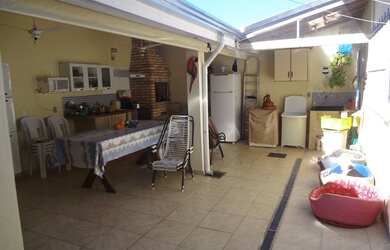 Imagem: A casa possui 3 Dormitórios, 2 Banheiros, 175m² de Área e