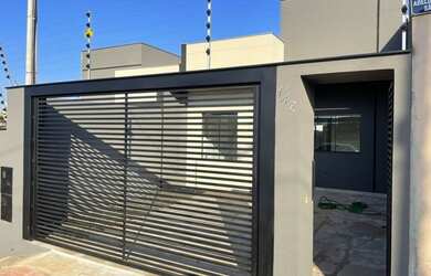 Imagem: A casa possui 3 Dormitórios, 1 Banheiro, 1 Vaga na garagem