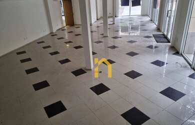 Imagem: O depósito possui 4 Vagas na garagem, 300m² de Área e está