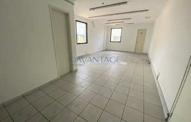 Imagem: O depósito possui 2 Vagas na garagem, 77m² de Área e está