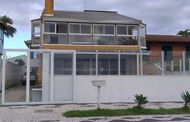 Imagem: A casa possui 5 Dormitórios, 3 Banheiros, 4 Vagas na garagem