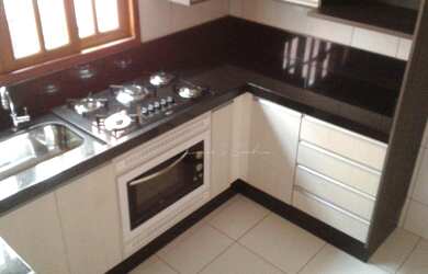 Imagem: A casa possui 3 Dormitórios, 1 Banheiro, 1 Vaga na garagem