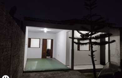 Imagem: A casa possui 2 Dormitórios, 2 Banheiros, 2 Vagas na garagem