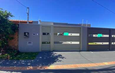 Imagem: A casa possui 1 Dormitório, 2 Banheiros, 2 Vagas na garagem