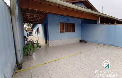 Imagem: A casa possui 3 Dormitórios, 1 Banheiro, 4 Vagas na garagem