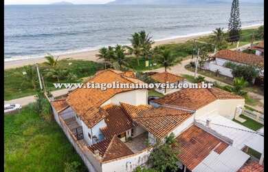 Imagem: A casa possui 3 Dormitórios, 4 Banheiros, 3 Vagas na garagem