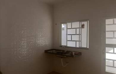 Imagem: A casa possui 2 Dormitórios, 1 Banheiro, 2 Vagas na garagem