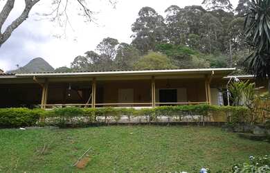 Imagem: A casa possui 3 Dormitórios, 2 Banheiros, 2 Vagas na garagem