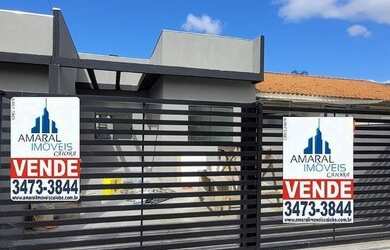 Imagem: A casa possui 3 Dormitórios, 2 Banheiros, 2 Vagas na garagem