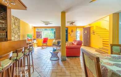 Imagem: A casa possui 3 Dormitórios, 4 Banheiros, 4 Vagas na garagem