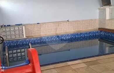 Imagem: A casa possui 5 Dormitórios, 5 Banheiros, 4 Vagas na garagem