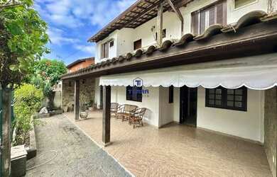 Imagem: A casa possui 3 Dormitórios, 2 Banheiros, 2 Vagas na garagem