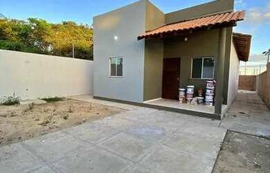 Imagem: A casa possui 3 Dormitórios, 1 Banheiro, 2 Vagas na garagem