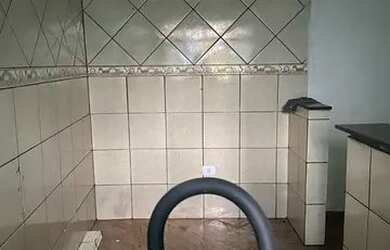 Imagem: A casa possui 1 Dormitório, 1 Banheiro, 1 Vaga na garagem e