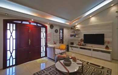 Imagem: A casa possui 3 Dormitórios, 3 Banheiros, 4 Vagas na garagem