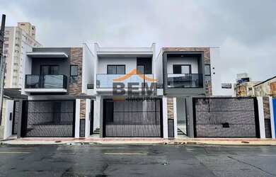 Imagem: A casa possui 3 Dormitórios, 4 Banheiros, 2 Vagas na garagem