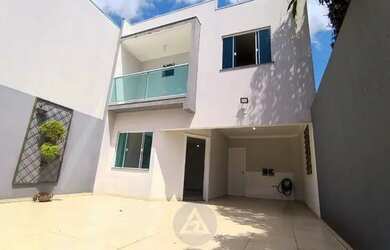 Imagem: A casa possui 3 Dormitórios, 4 Banheiros, 3 Vagas na garagem