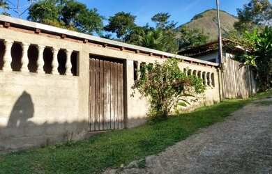 Imagem: A casa possui 2 Dormitórios, 1 Banheiro e 1 Vaga na garagem