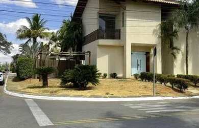 Imagem: A casa possui 3 Dormitórios, 4 Banheiros, 3 Vagas na garagem