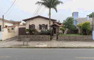 Imagem: A casa possui 3 Dormitórios, 4 Banheiros, 3 Vagas na garagem