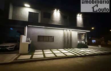 Imagem: A casa possui 3 Dormitórios, 4 Banheiros, 3 Vagas na garagem