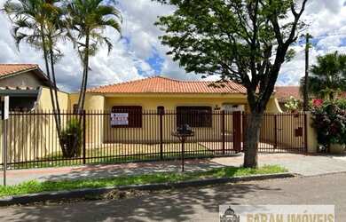 Imagem: A casa possui 3 Dormitórios, 3 Banheiros, 4 Vagas na garagem