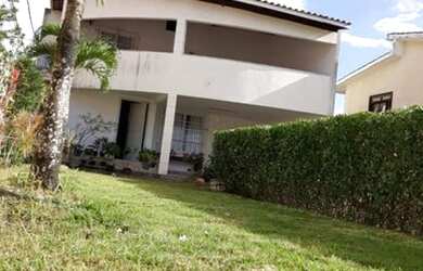 Imagem: A casa possui 4 Dormitórios, 2 Banheiros, 5 Vagas na garagem