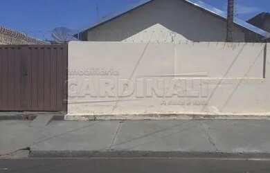 Imagem: A casa possui 3 Dormitórios, 1 Banheiro, 2 Vagas na garagem