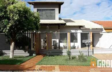 Imagem: A casa possui 3 Dormitórios, 3 Banheiros, 2 Vagas na garagem