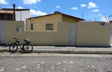 Imagem: A casa possui 2 Dormitórios, 1 Banheiro, 1 Vaga na garagem