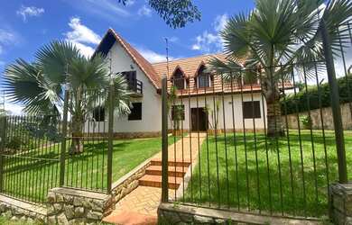 Imagem: A casa possui 5 Dormitórios, 2 Vagas na garagem e está localizado