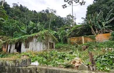 Imagem: O terreno à venda possui e está localizado em Itoupavazinha