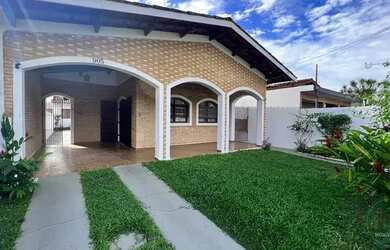 Imagem: A casa possui 3 Dormitórios, 3 Banheiros, 2 Vagas na garagem