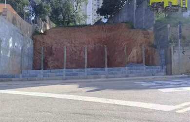 Imagem: O terreno possui 10m² de Área e Área de serviço e está