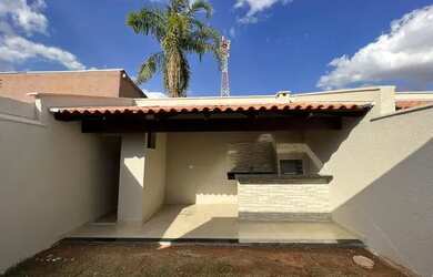 Imagem: A casa possui 3 Dormitórios, 2 Banheiros, 2 Vagas na garagem