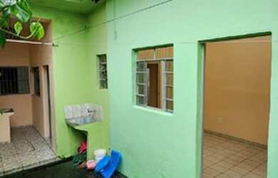 Imagem: A casa possui 2 Dormitórios, 1 Banheiro, 1 Vaga na garagem